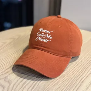 Nahaufnahme im Detail der japanischen minimalistischen bestickten orangen Baseballkappe.