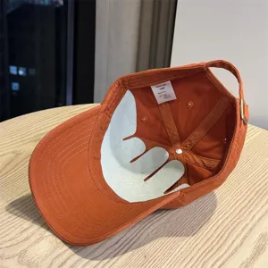 Oranger Baseball-Cap Innendetail mit weicher Krone, breiter Krempe und Futter.