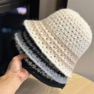 Dettaglio ravvicinato di cappello a secchiello lavorato a maglia, stile autunno inverno.