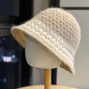 Dettaglio cappello alla pescatrice in maglia con morbida trama di lana a righe per l'autunno.