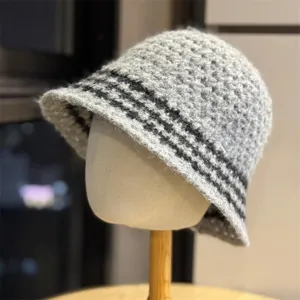 Cappello bucket in maglia a righe grigie cappello da pescatore in lana dettaglio