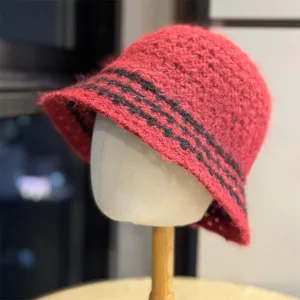 Vista dettagliata del cappello a secchiello lavorato a maglia rossa con strisce scure.