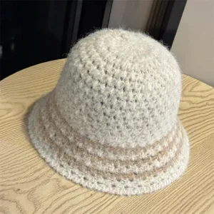 Primo piano dettagliato di un comodo cappello a secchiello lavorato a maglia.
