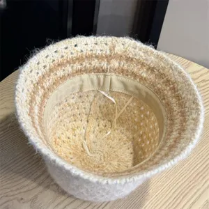 Vista dettagliata del cappello bucket in maglia a righe, con trama e struttura interna.