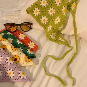 Foulard triangolare con margherite uncinetto fascia dolce per foto di viaggio estivo