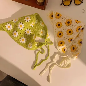 Bandana triangolare all'uncinetto floreale estate vintage traforato fatto a mano foulard