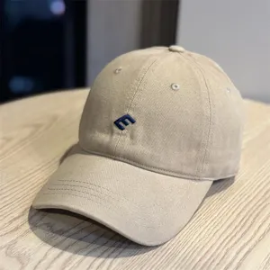 Gorra de béisbol beis casual con bordado azul, transpirable y elegante para el uso diario.
