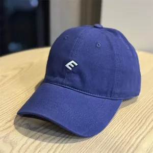 Gorra de béisbol azul oscura clásica con bordado blanco E, estilo casual, transpirable y moderna.