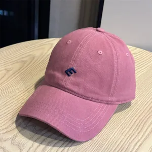 Gorra de béisbol rosa con bordado azul que muestra la vista frontal estructurada en detalle