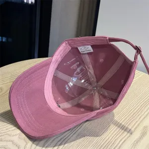 Vista detallada del interior de la gorra de beisbol rosa con forro de alta calidad.