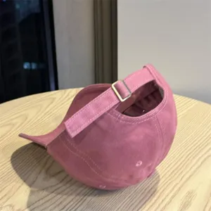 Vista detallada de una gorra de beisbol rosa casual con hebilla metalica trasera.