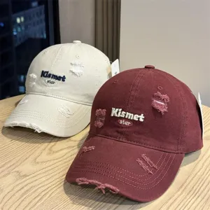 Cappello da baseball slavato e logoro con ricamo, stile streetwear vintage per tutti quanti.