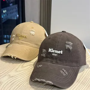 Primo piano dettagliato di berretti da baseball lavati e strappati con ricamo elegante.