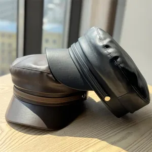 Retro PU Leder Bakerboy Mütze für Damen, stilvolle schwarze und braune Schirmmütze Detail.