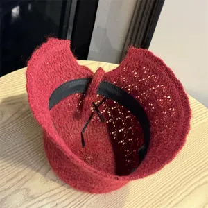 Cappello a secchiello lavorato a maglia rosso, cappello invernale caldo con nastro.