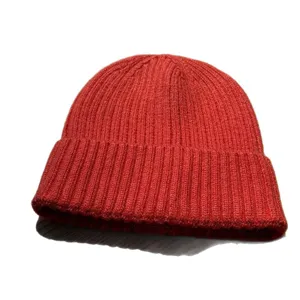 Berretto invernale rosso da donna in maglia spessa caldo a coste con risvolto casual.