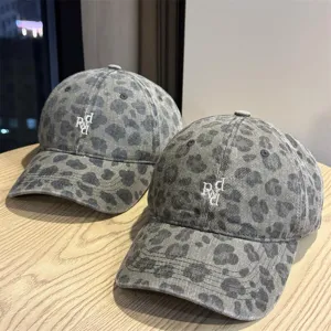 Berretto da Baseball con Stampa Leopardo da Donna Ricamo di Lettere Retro Americano Corona Morbida Regolabile Cappello da Sole
