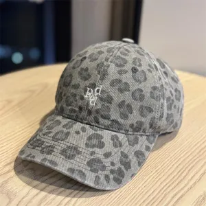 Cappellino da baseball leopardato con ricamo di lettere, cappello morbido da donna.