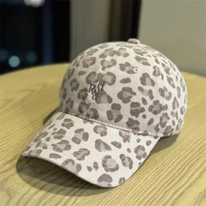 Dettaglio in primo piano del cappellino leopardato elegante con ricamo frontale.