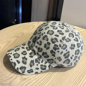 Cappellino da baseball leopardato con corona morbida e ricamo elegante per uso quotidiano.