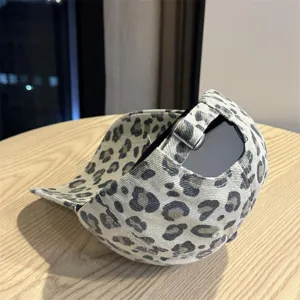 Elegante cappello da baseball con stampa leopardata da donna, dettaglio berretto morbido.