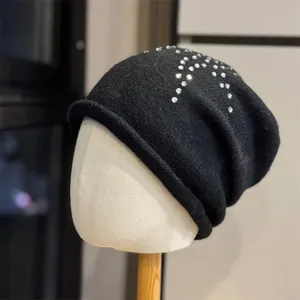 Inquadratura dettagliata di un berretto slouchy nero in maglia con stelle di strass lucide
