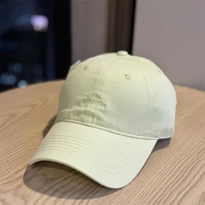 Gorra de béisbol clásica de color amarillo claro con bordado frontal elegante, casual.