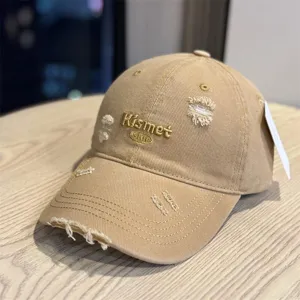 Cappellino da baseball beige slavato con ricamo Kismet per uno stile streetwear vintage.