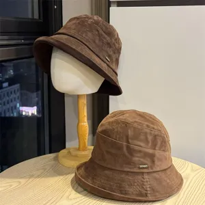 Vista detallada sombrero de cubo de ante marrón, estilo vintage otoño invierno casual mujer.