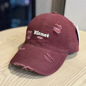 Berretto da baseball delavè con ricamo Kismet star, dettaglio cappello streetwear casual.