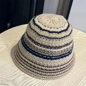 Primer plano del sombrero de pescador de ganchillo a rayas hecho a mano con detalles finos.