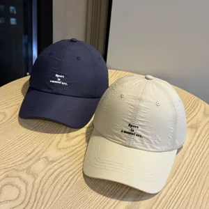 Vista detallada de gorra de béisbol ligera de secado rápido con eslogan bordado.