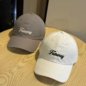 Detailopname van sneldrogende honkbalpet met geborduurde letters, casual buitenkleding.