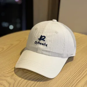 Quick-dry baseball cap for men and women, white casual duckbill sun hat with embroidery.