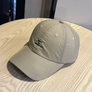 Detalle de gorra de béisbol ligera de secado rápido, sombrero deportivo transpirable.