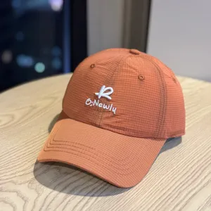 Quick-dry baseball cap for men and women, stylish grid fabric sun hat with embroidery.