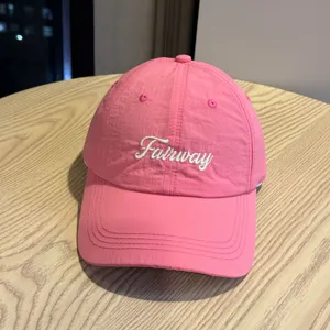 Roze sneldrogende honkbalpet voor dames, comfortabele lichtgewicht sportpet voor buiten.