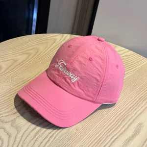 Roze sneldrogende honkbalpet met stijlvol borduurwerk, lichtgewicht zonbeschermende hoed.