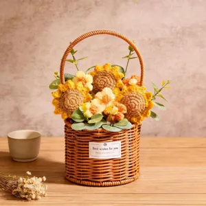 Bouquet di girasole all'uncinetto fatto a mano in cesto intrecciato, dettaglio decorativo.