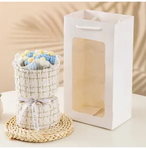 Ramo de flores de lana tejida a mano con elegante envoltorio de tweed y bolsa de regalo.