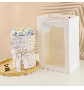 Vista detallada del ramo de flores de tweed hecho a mano con bolsa de regalo y oso.