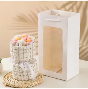 Ramo de flores esponjosas de lana tejida con bolsa de regalo de tweed para cumpleaños.