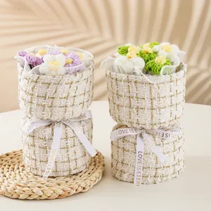 Ramo de flores esponjosas de hilo tejido a mano con caja de regalo de tweed para amigas.