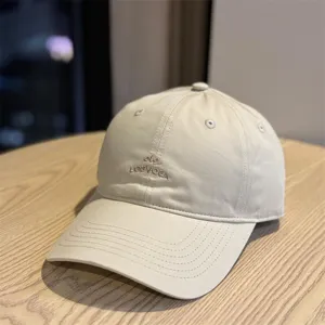 Gorra de béisbol de algodón beige clásica con elegante bordado frontal y corona suave.