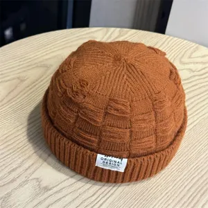 Bruine gebreide docker muts detail opname, getextureerde wollen muts, herfst winter hoed stijl