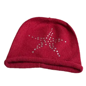 Berretto slouchy in maglia rossa da donna con motivo a stella in strass scintillanti.
