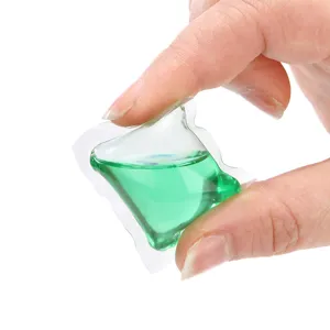 Capsule de détergent à lessive concentrée en main, capsule de nettoyage en profondeur.