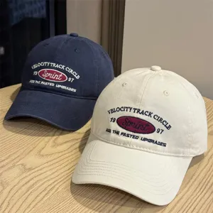 Vista detallada de gorra de beisbol casual con letras bordadas, diseno suave para uso diario.