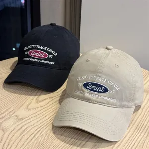 Primer plano de detalle de la gorra de béisbol de algodón informal con bordado elegante.
