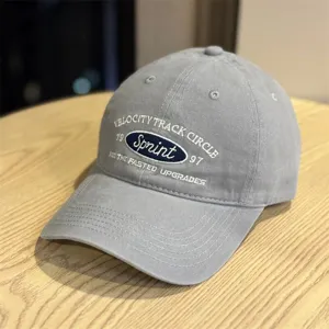 Gorra de béisbol de algodón gris con elegante bordado frontal, gorra informal suave.